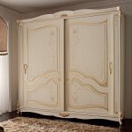 Vergoldung am Kleiderschrank