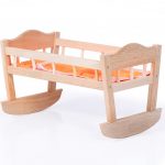 lit de poupée en bois