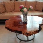 table avec coupe à la scie dans le salon