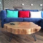 une petite table avec une scie coupée dans le hall