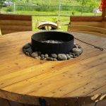 une table dans un belvédère avec un foyer