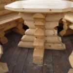 table dans le gazebo des cabanes en rondins