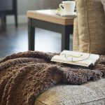 couvre-lit en tricot marron