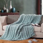 couvre-lit en tricot turquoise sur le canapé