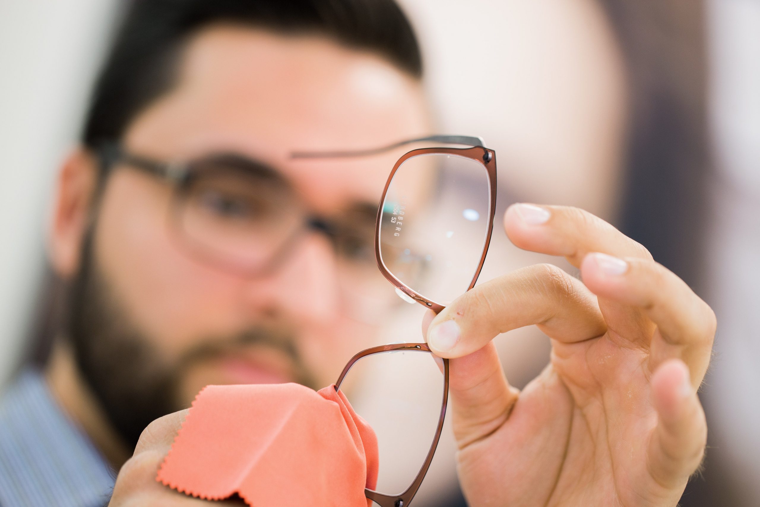 Brille abwischen