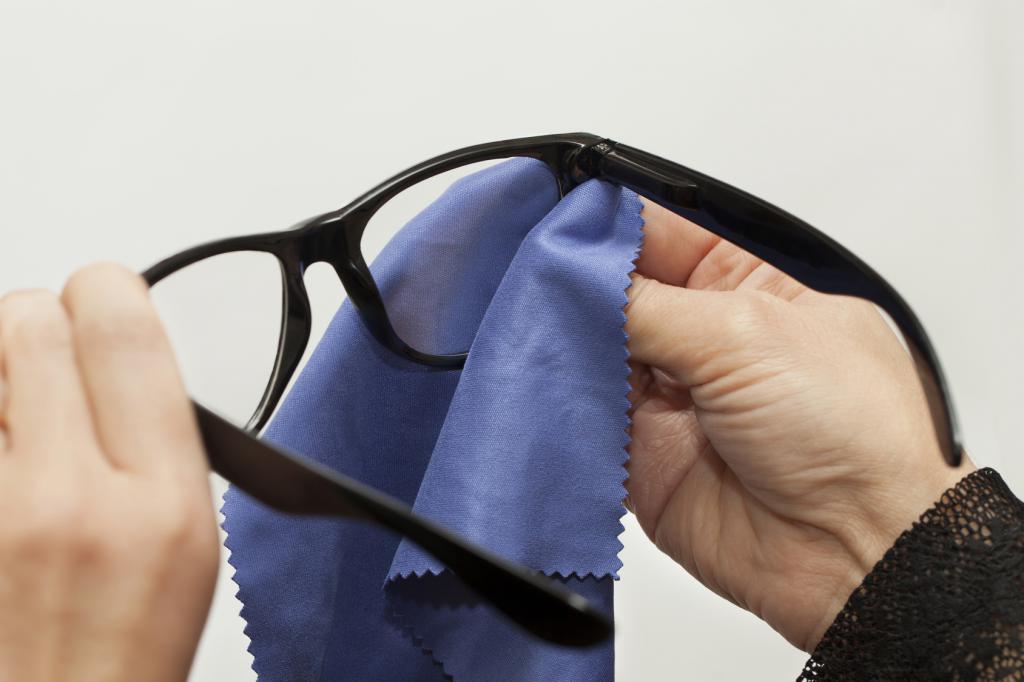 Brille abwischen