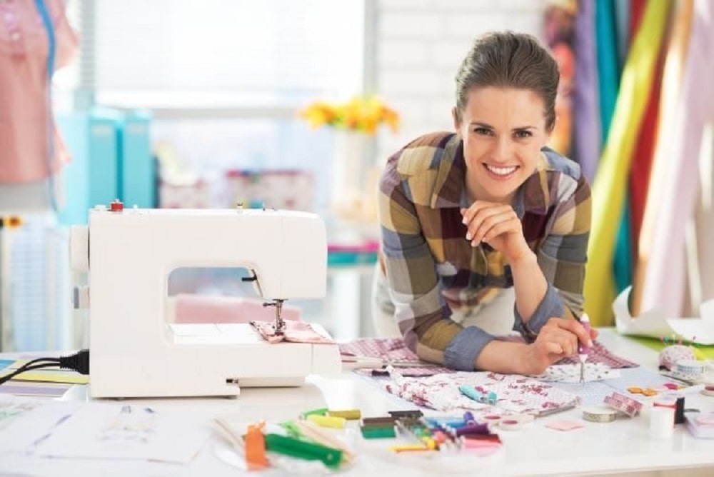 travailler à la table de couture