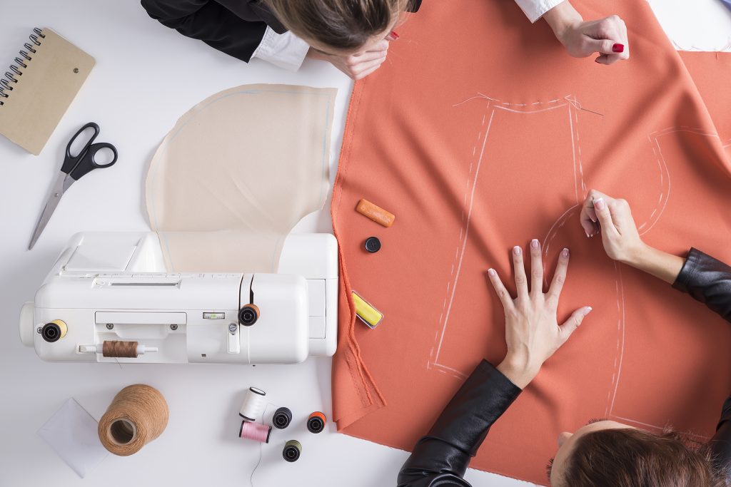 couture et couture à une table confortable