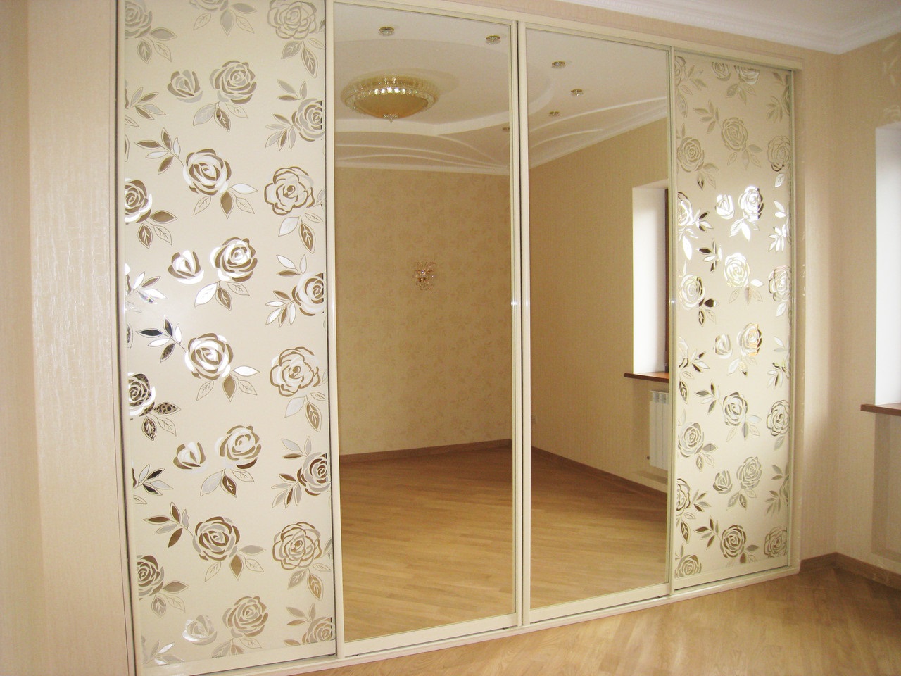 breiter Kleiderschrank