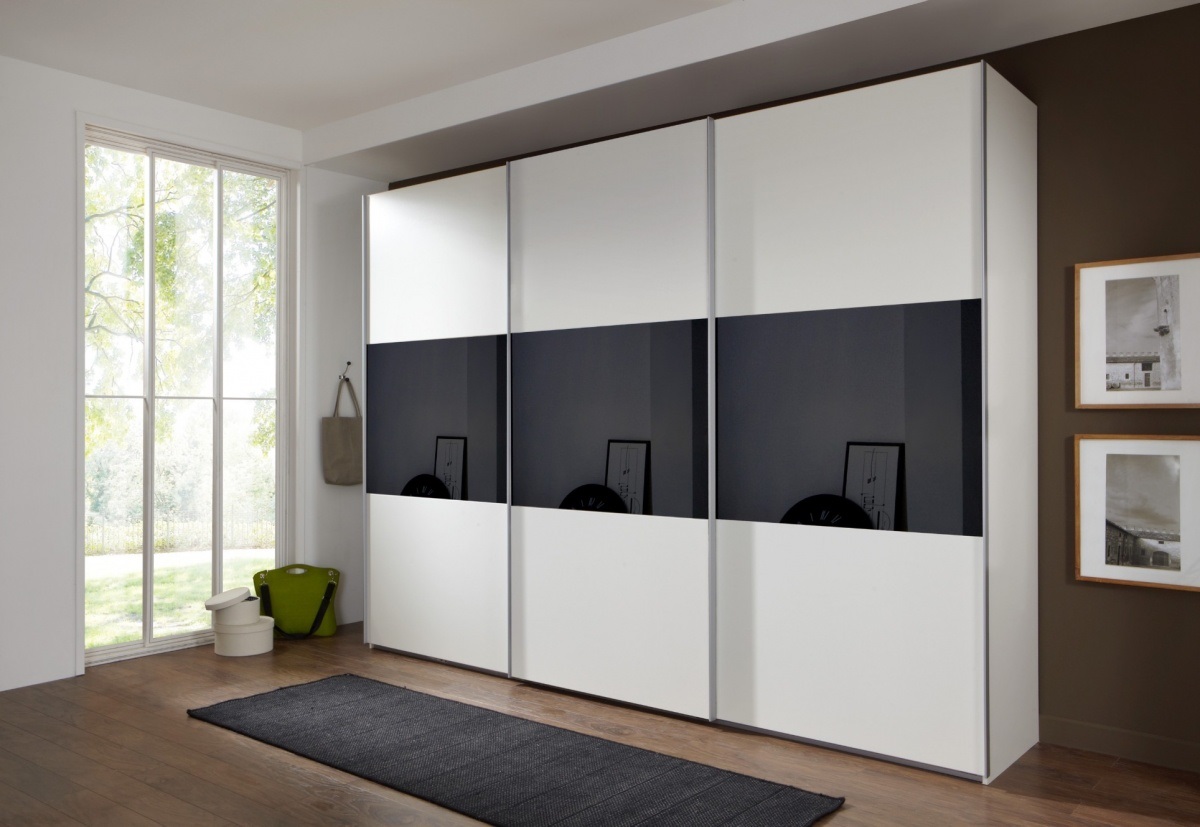 Kleiderschrank aus Glas und Metall