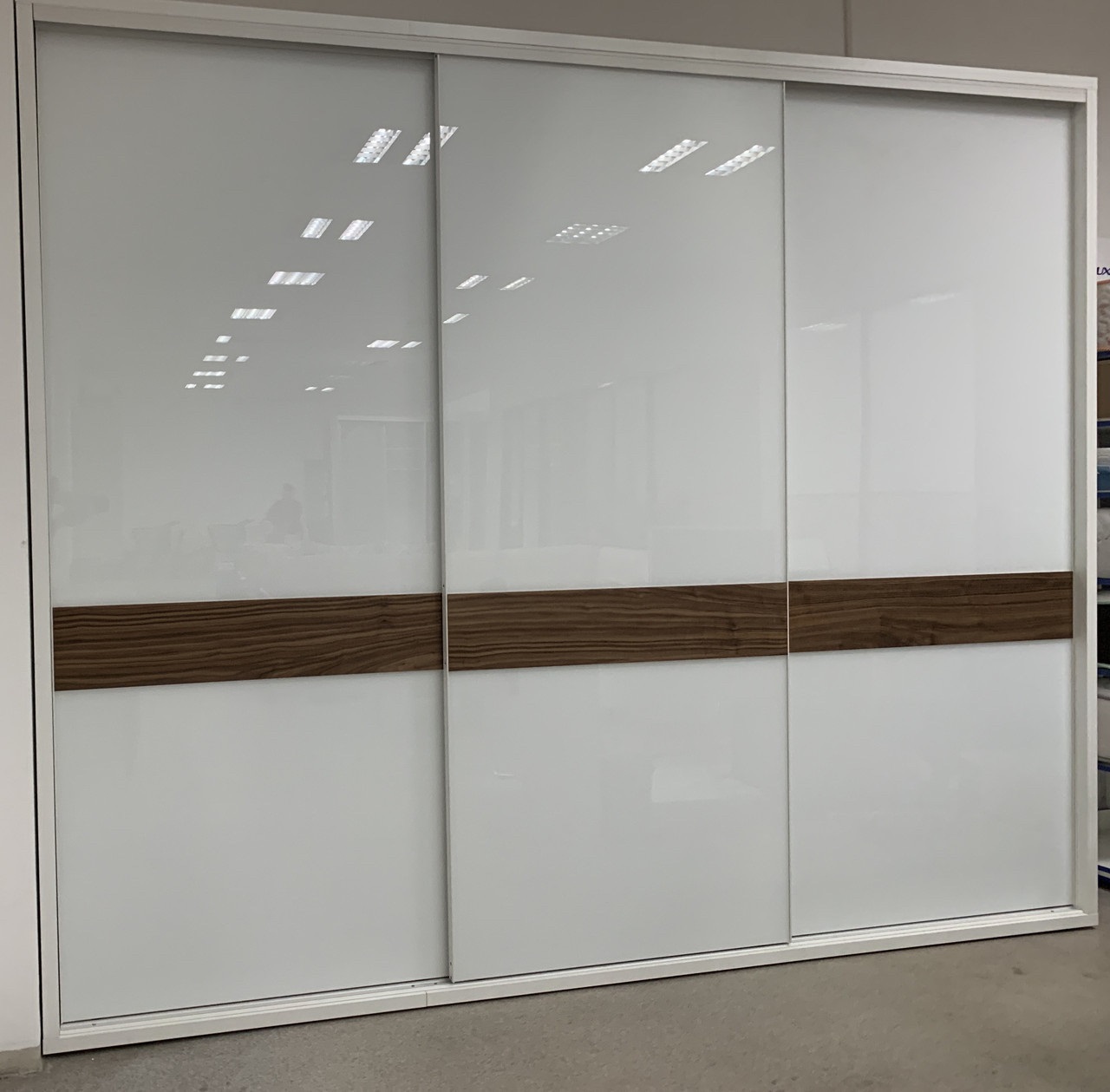 Kleiderschrank mit Mittelakzent