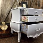 décoration sur les côtés de la commode