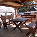 option d'une table en bois dans un gazebo