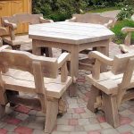 option d'une table sculptée dans un gazebo
