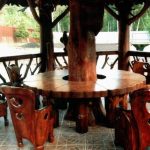 belle table ronde dans le gazebo