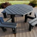 table hexagonale sombre dans le gazebo