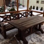 table en bois sombre dans le gazebo