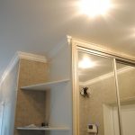 Kleiderschrank und Decke
