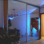 Schiebegarderobe mit Beleuchtungsübersicht