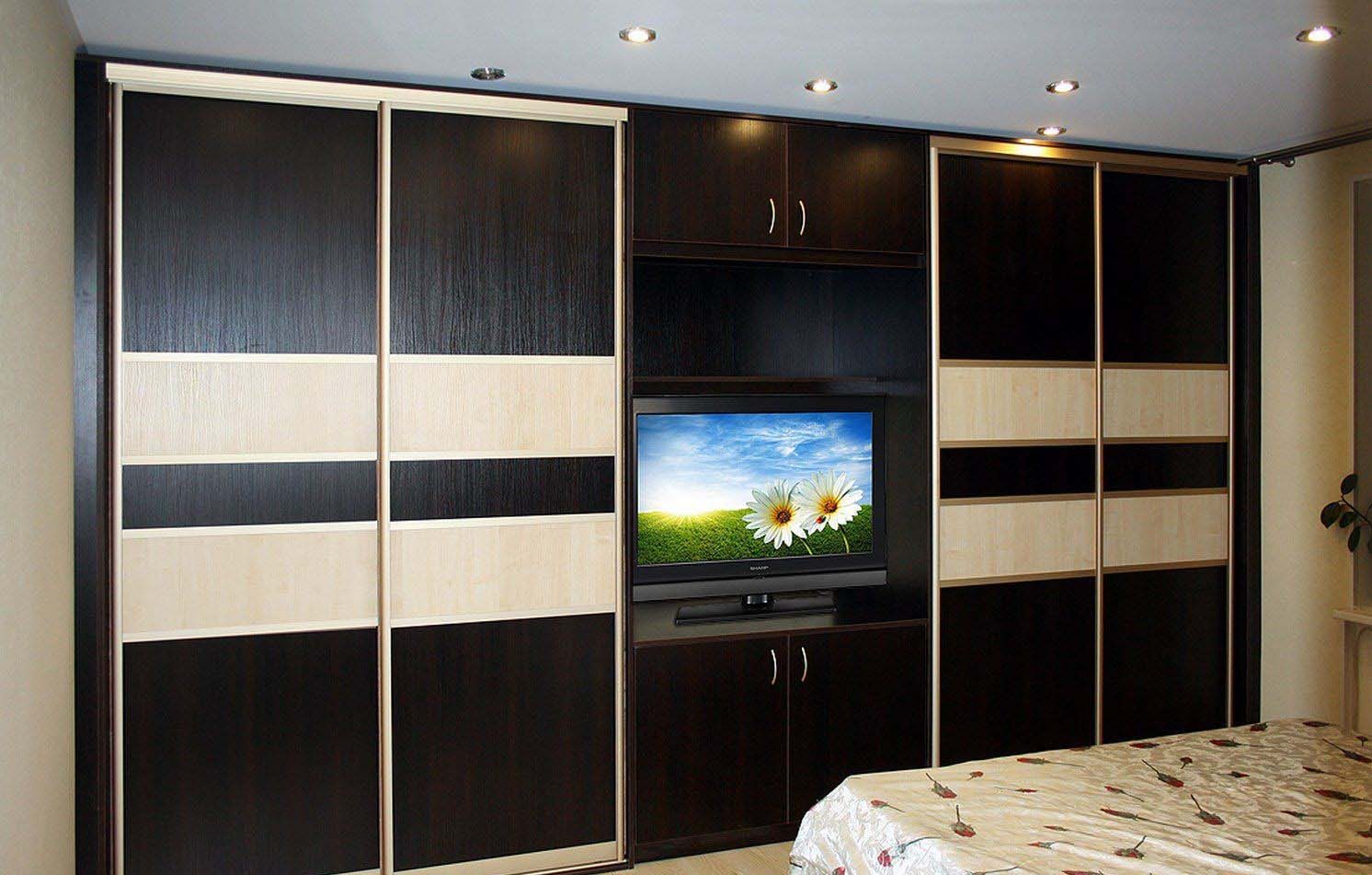 Kleiderschrank mit Fernseher