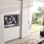 Kleiderschrank mit TV-Fotodekoration