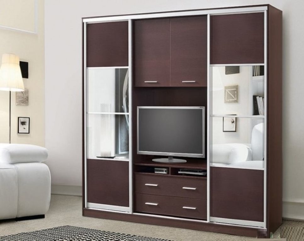 Kleiderschrank mit TV-Foto
