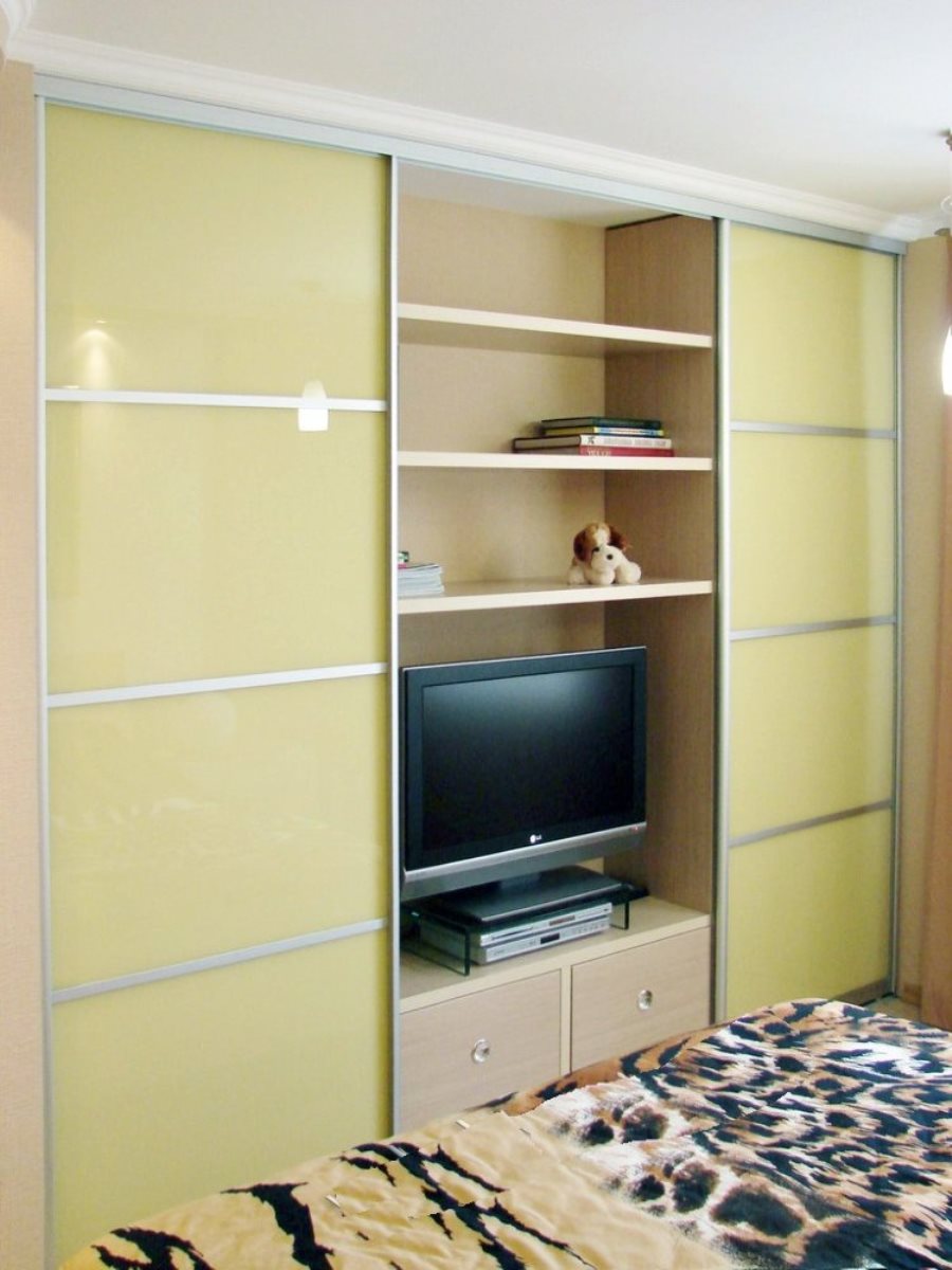 Kleiderschrank mit TV-Ideen