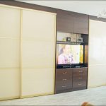 Kleiderschrank mit TV-Dekoration