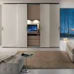 Kleiderschrank mit TV-Dekorationsfoto