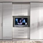 Kleiderschrank mit TV-Optionen