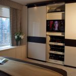 Kleiderschrank mit TV-Dekor