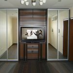Kleiderschrank mit TV-Fotodekoration