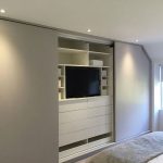 Kleiderschrank mit TV-Fotoarten