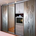 Kleiderschrank mit TV-Design-Ideen
