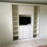 Kleiderschrank mit TV-Typen von Fotos