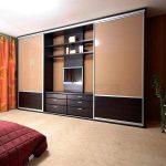 Kleiderschrank mit TV-Fotoansichten