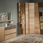 Kleiderschrank aus Holz