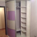 Kleiderschrank in der Ecke rosa