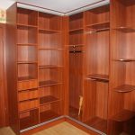 Kleiderschrank in der Ecke innen