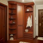 Eckschrank aus Holz