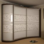 Kleiderschrank in der Ecke an der ganzen Wand