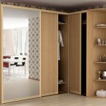 der schrank in der ecke ist riesig