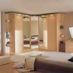 Kleiderschrank in der Ecke für das Zimmer