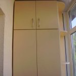 Kleiderschrank in der Ecke auf dem Balkon