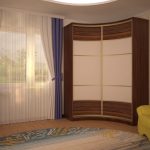 Kleiderschrank in der Ecke im Kinderzimmer