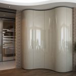 glänzender Eckschrank