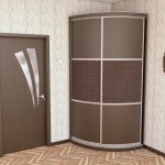 kleiner Kleiderschrank in der Ecke