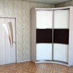 weißer Kleiderschrank