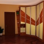 Kleiderschrank in der Ecke im Wohnzimmer