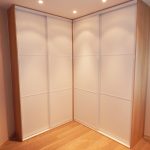 Kleiderschrank in der Ecke im Flur
